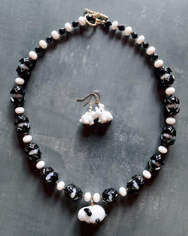 | :: glass glass Beaded white jet beads, Artisan mid-century beads, lampwork Jewelry set Necklace black Necklaces puzzle Necklaces :: beads :: bunny 1940s