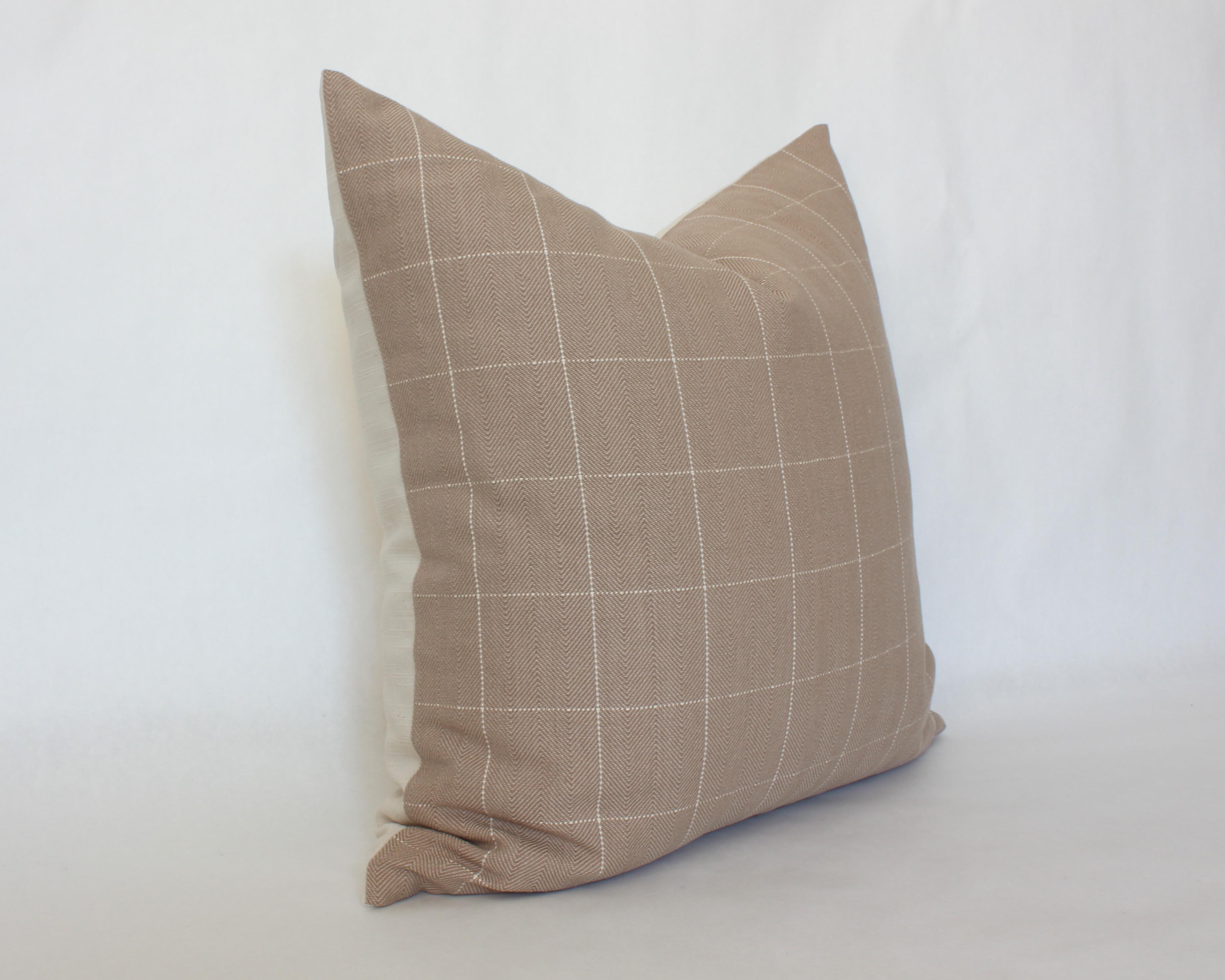 https://d1q8o8ch5u48ua.cloudfront.net/images/detailed/1665/neutral_tan_throw_pillow.JPG?t=1691574056