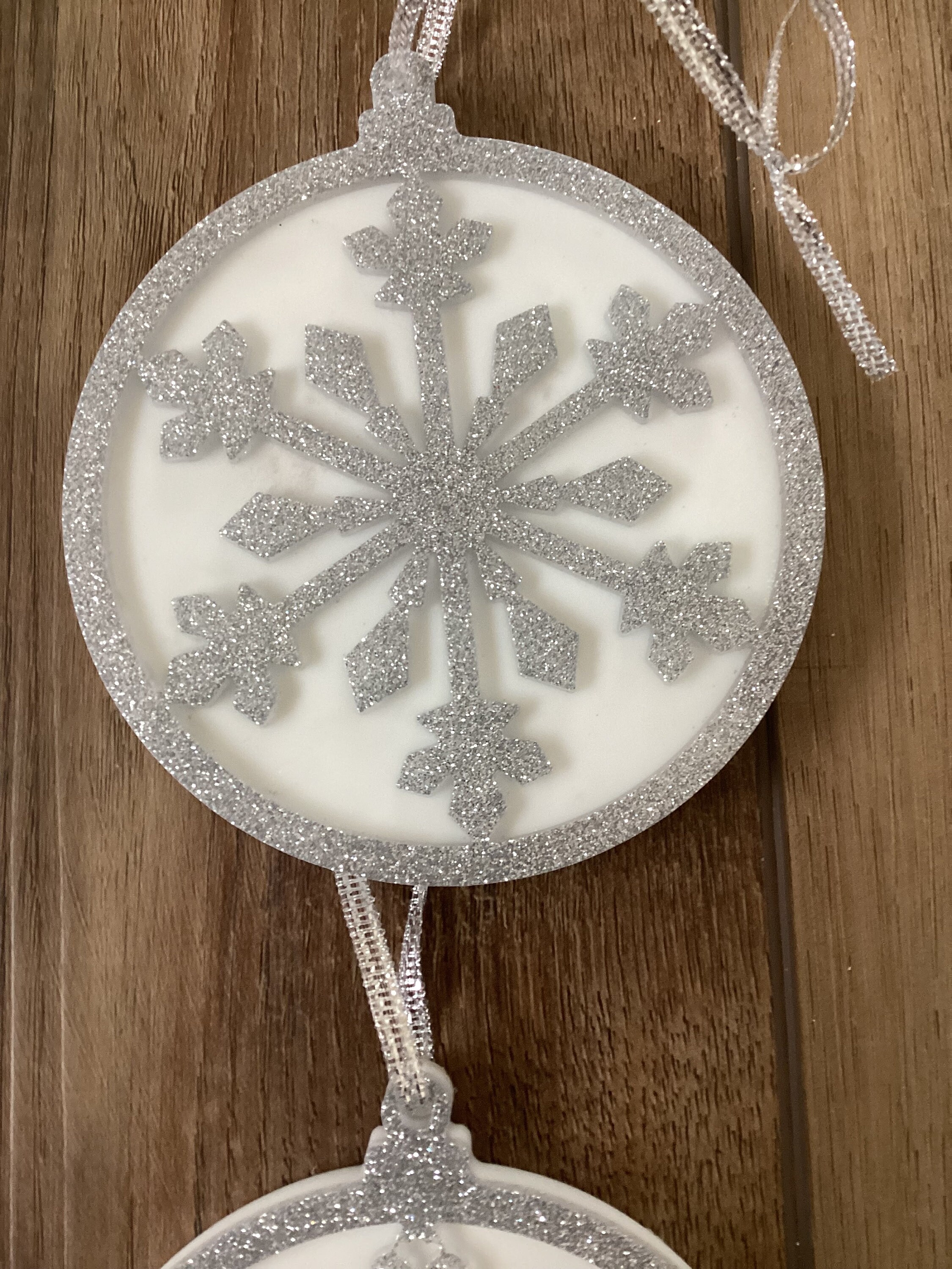 Home & Living Home Decor Ornaments Christmas tree ornaments in white and silver glitter