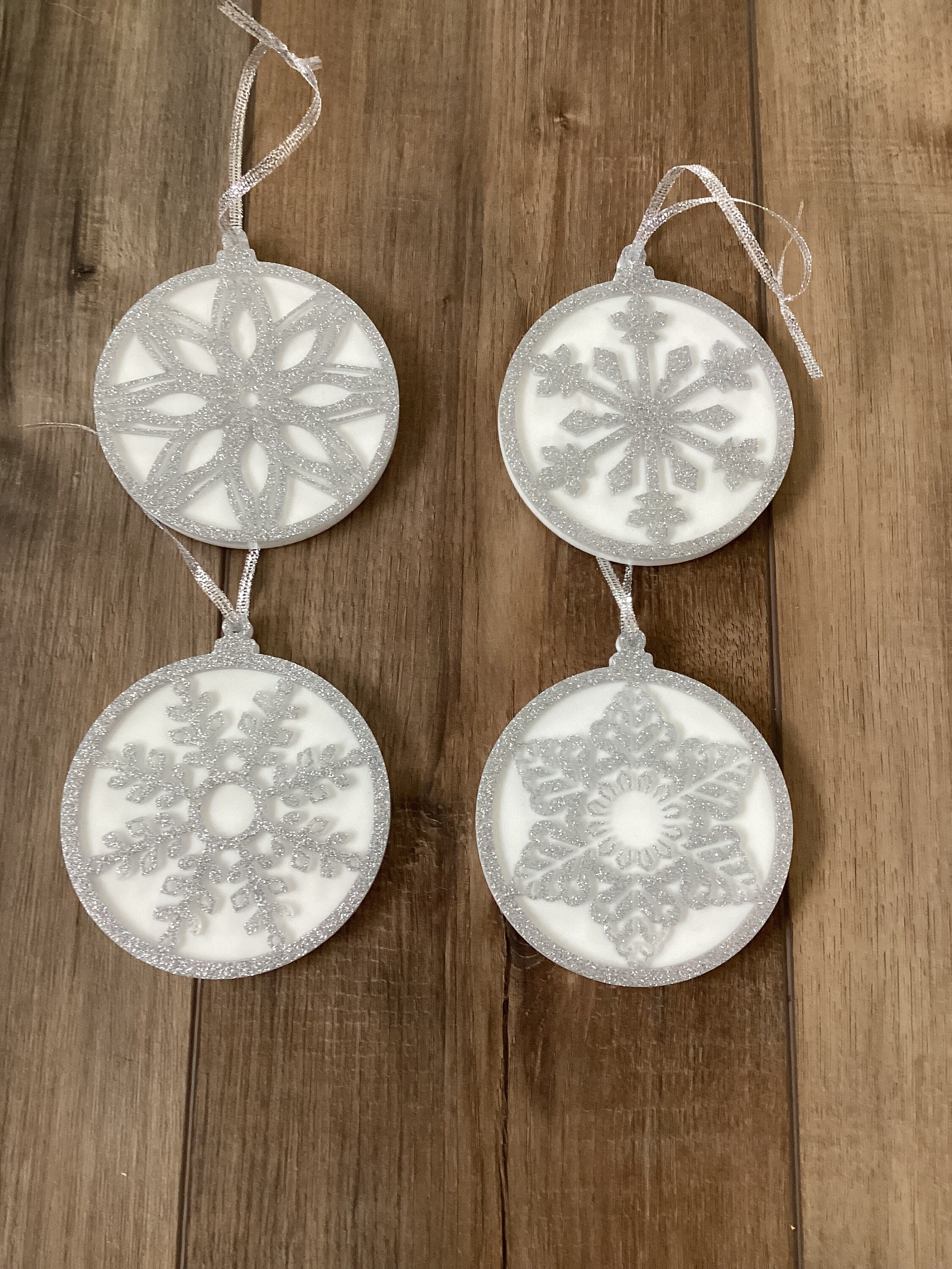 Home & Living Home Decor Ornaments Christmas tree ornaments in white and silver glitter