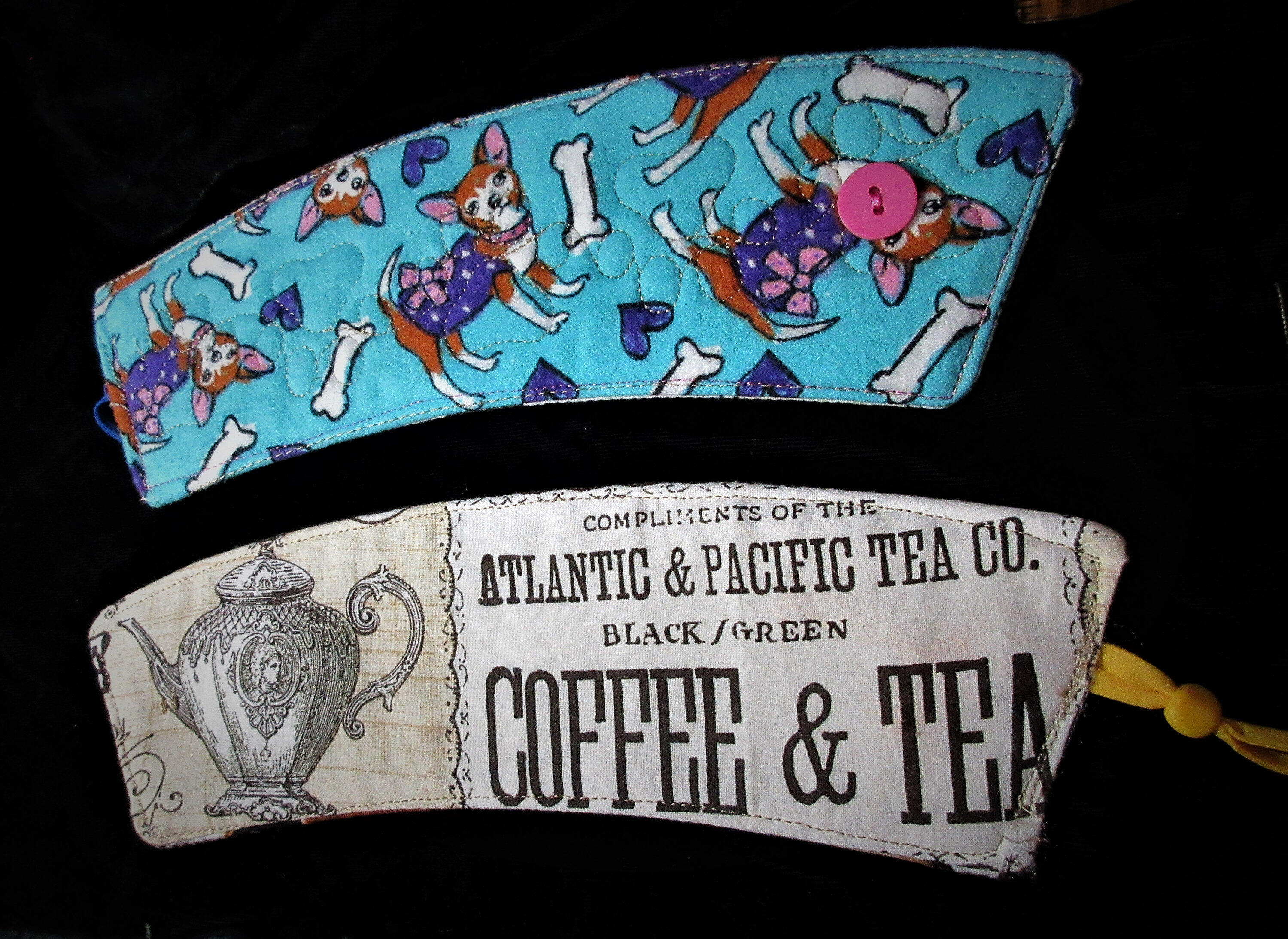 Front and back showing vintage coffee and tea print on the Chihuahua Coffee beverage sleeve.

This cozy fits most to go cups and is made of cotton. Chihuahua with hearts and bones and embroidered / quilted flannel top, and fully lined with a great coffee / tea print on the inside.

This will keep your hands cool and give you a warm heart. 25% of the proceeds go to the Georgia English Bull dog Rescue.