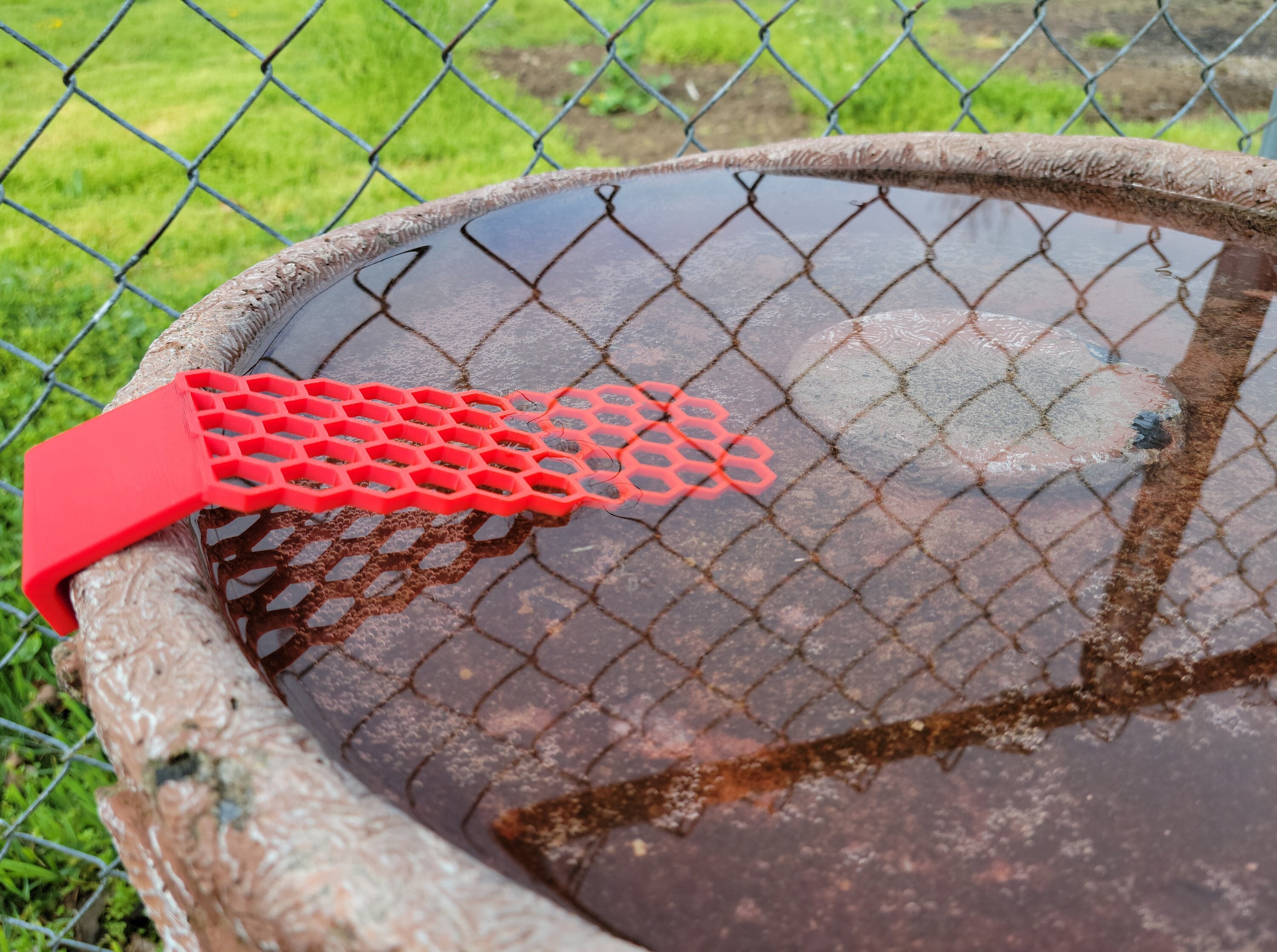 Products 3D Printed Bee Ladder for Bird Baths Provide a Safe Haven