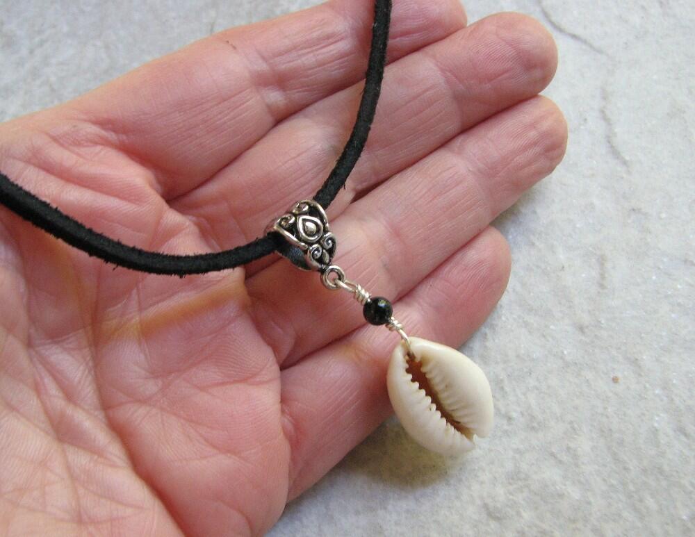 detailed onyx & shell pendant necklace