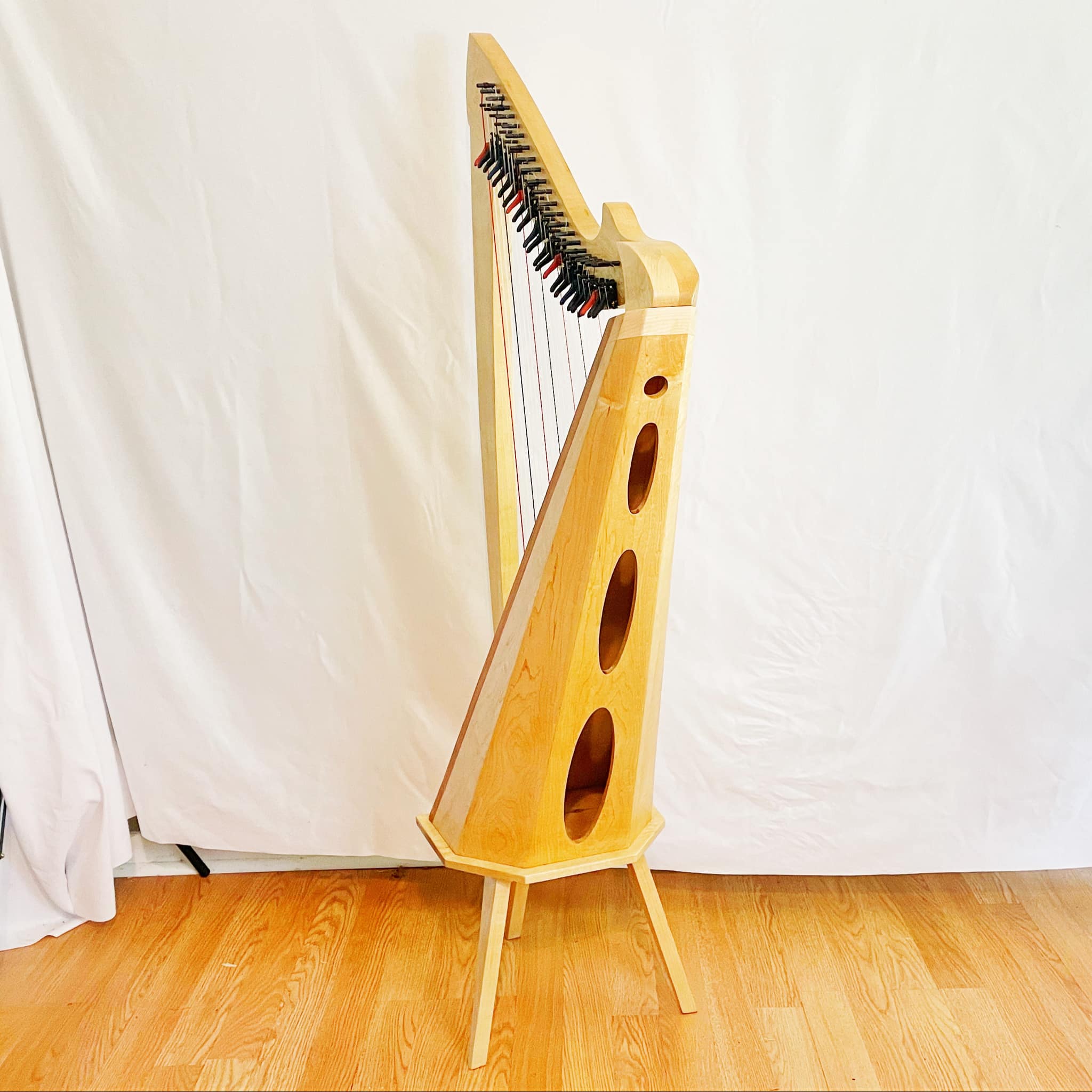 Products :: Celtic Raven 24 string harp
