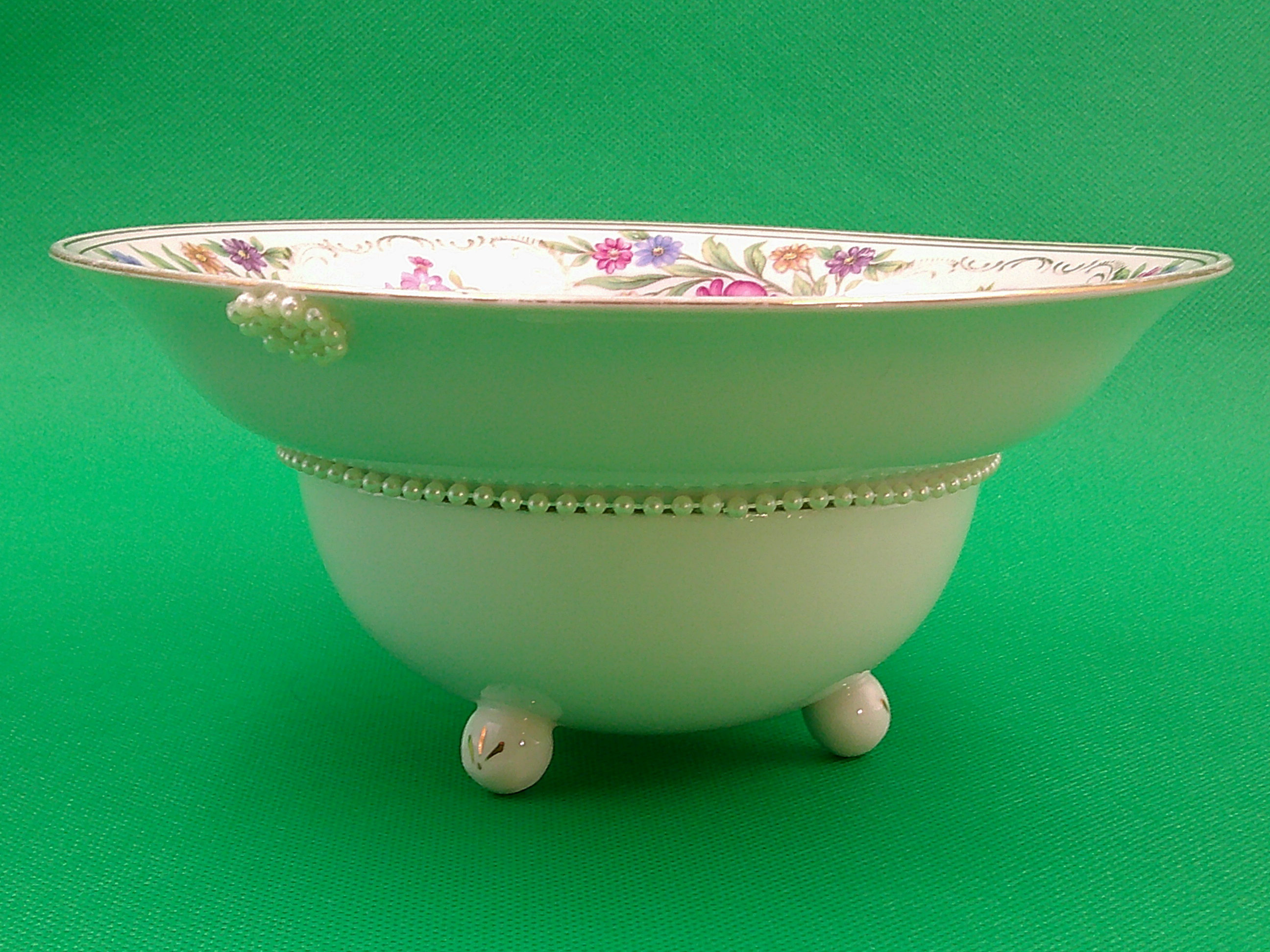 A side view showing the pearls using for covering the chips. It's 3.5 inches high by 7.5 inches wide. A side view showing the pearls using for covering the chips. It's 3.5 inches high by 7.5 inches wide.