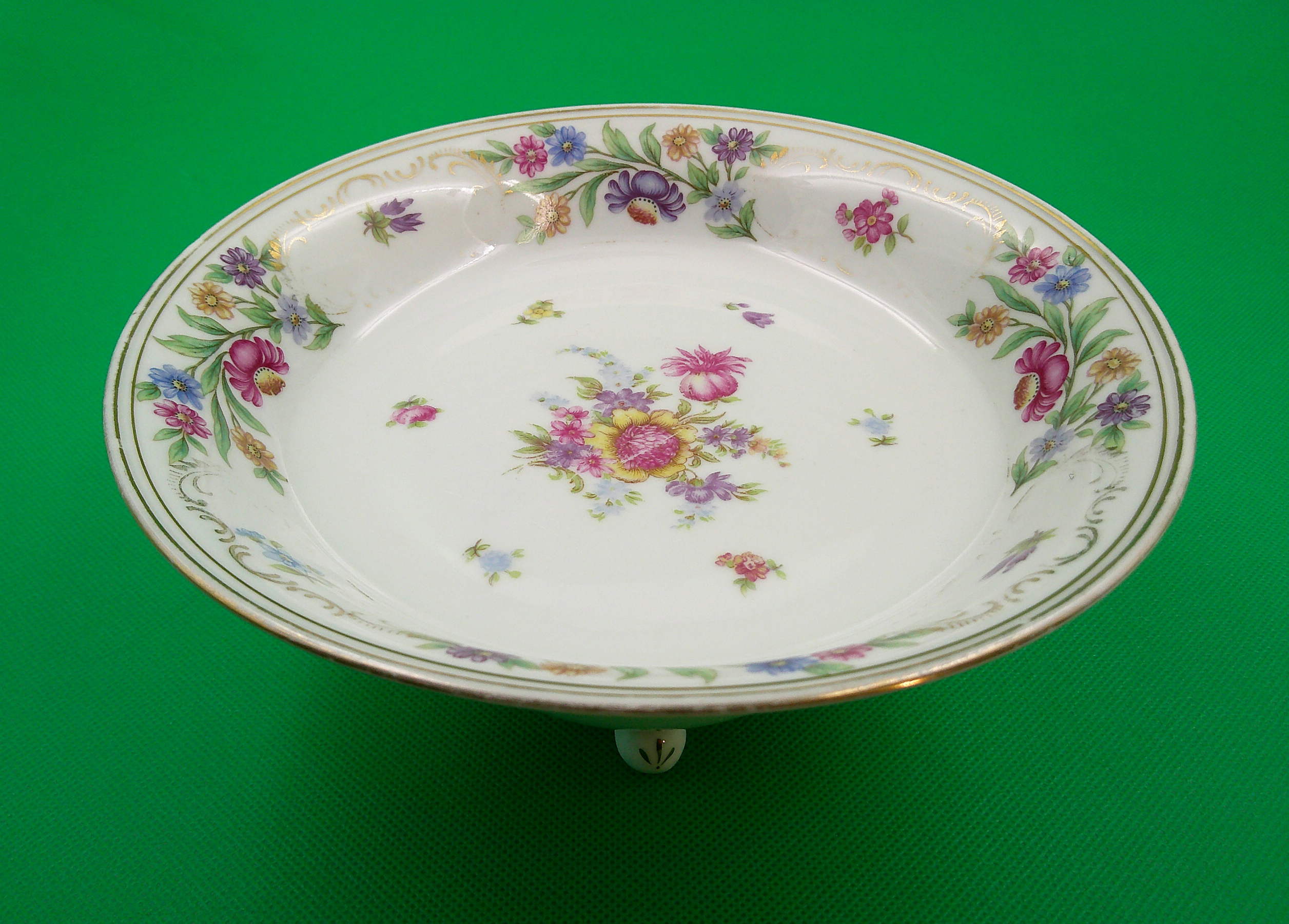 The details of the flowers on the china are really pretty. The details of the flowers on the china are really pretty.