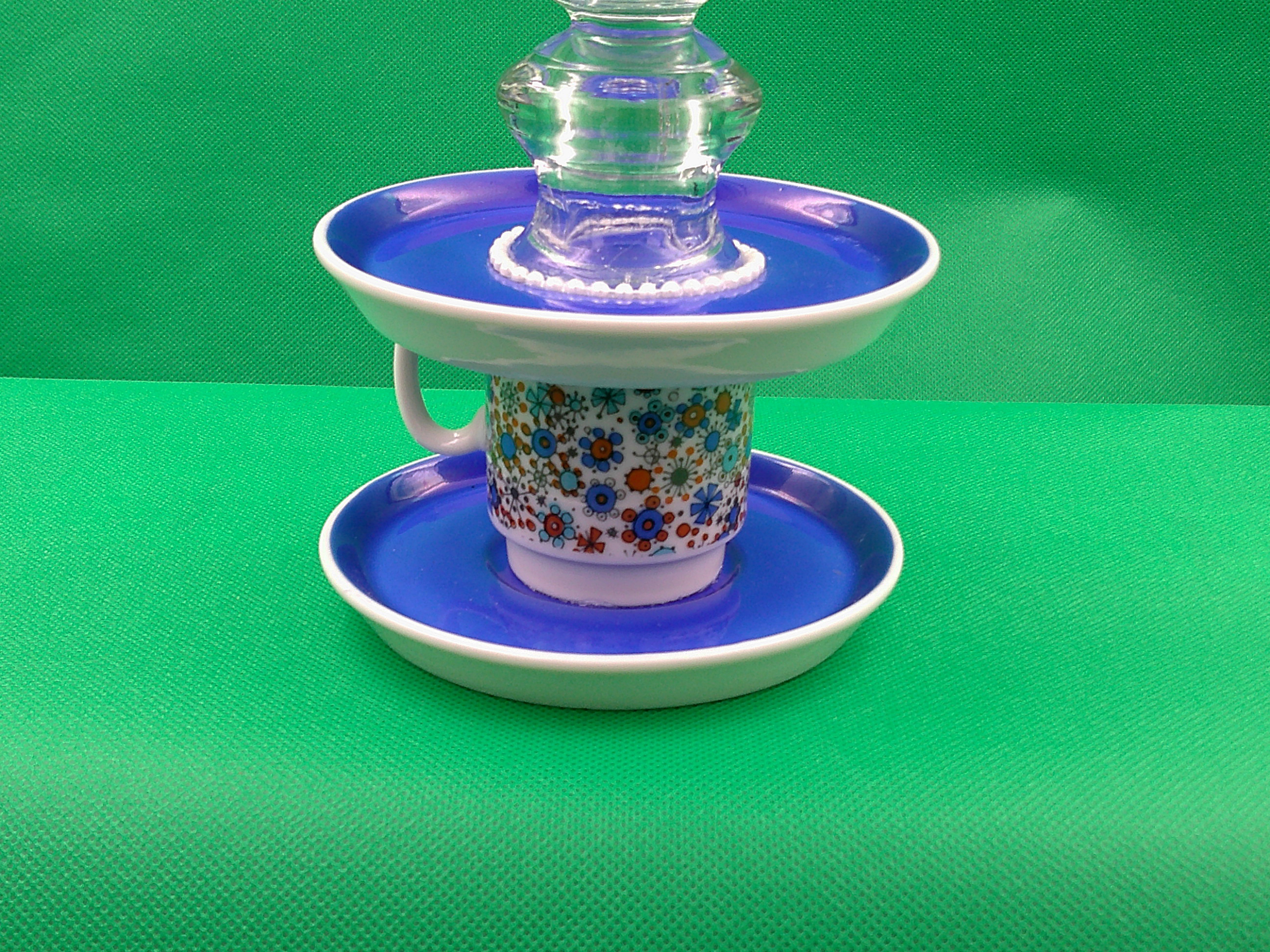 Showing the pearls and the candleholder on the second tier. Showing the pearls and the candleholder on the second tier.