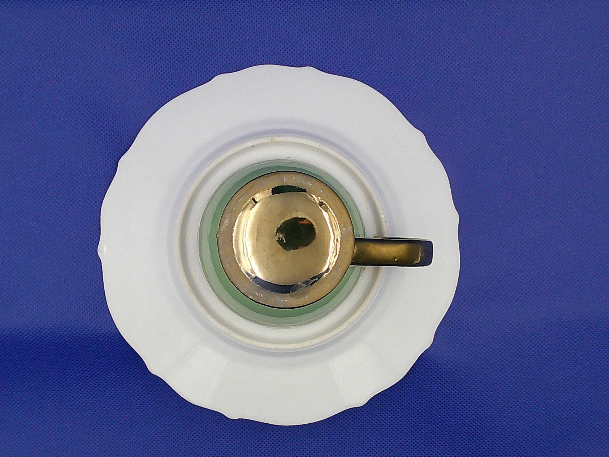 This shows the bottom down. You can see the gold on the bottom of the cup. This shows the bottom down. You can see the gold on the bottom of the cup.
