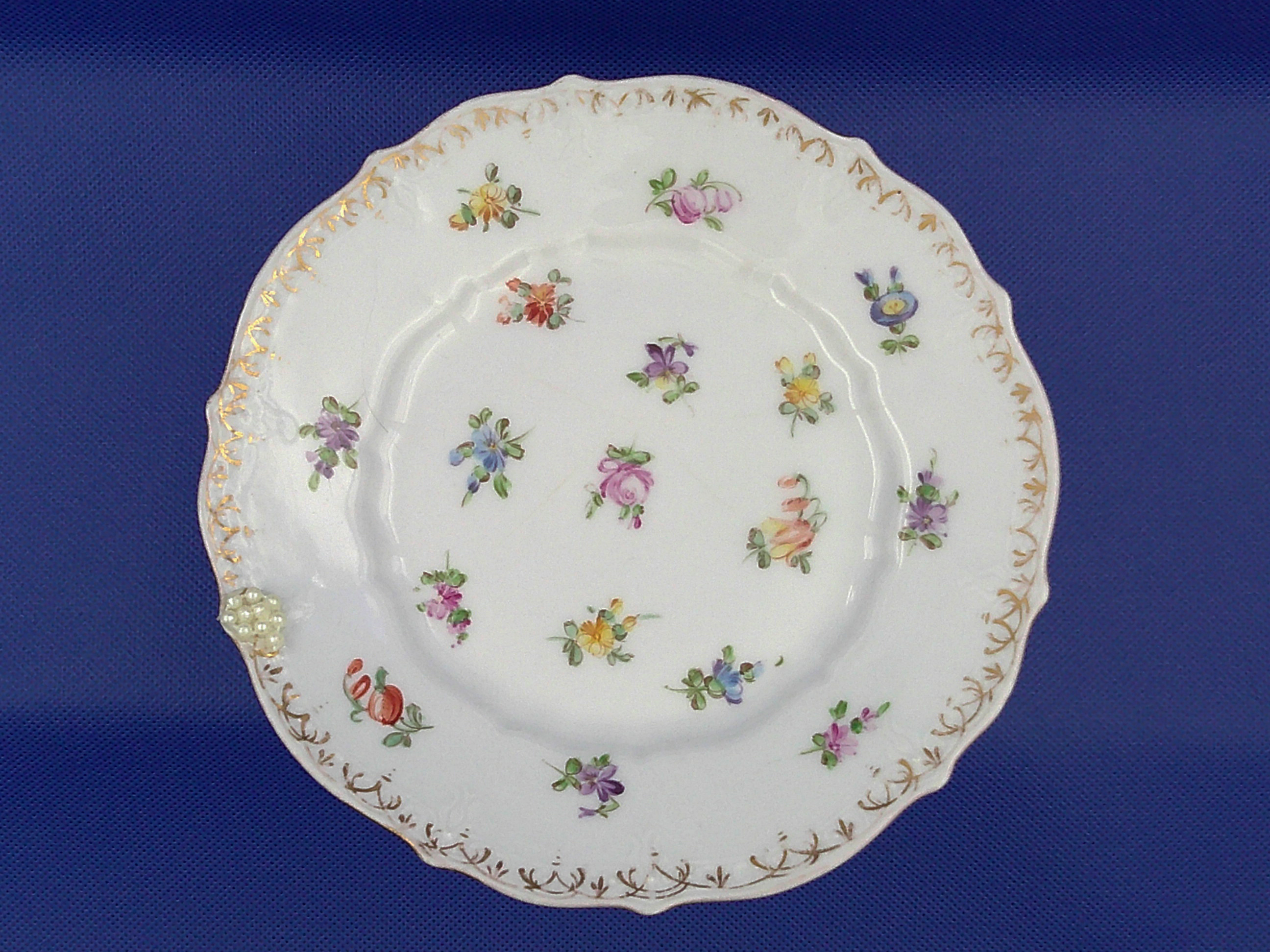 This is a view to show how pretty the flowers are in the saucer and you can see the pearl flower on the edge. This is a view to show how pretty the flowers are in the saucer and you can see the pearl flower on the edge.