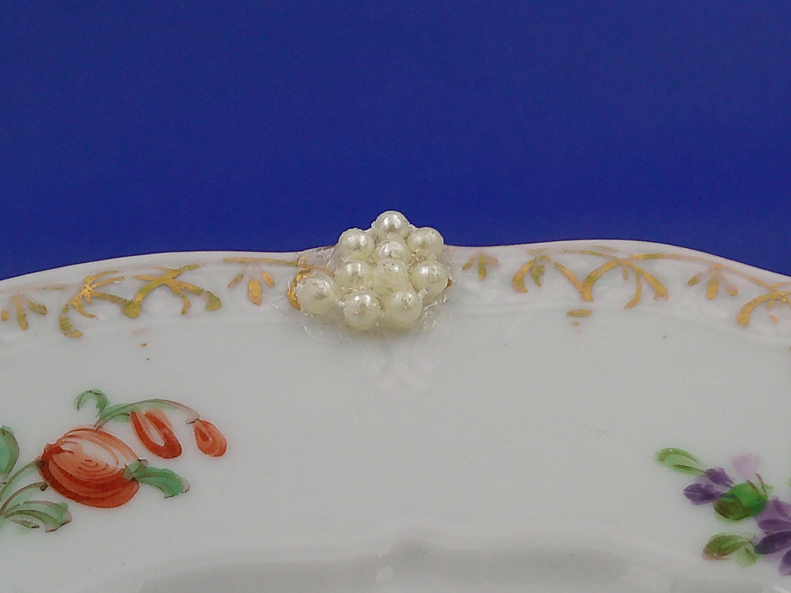 This is the closeup of the pearl flower. You can also see the gold trim around the saucer. This is the closeup of the pearl flower. You can also see the gold trim around the saucer.