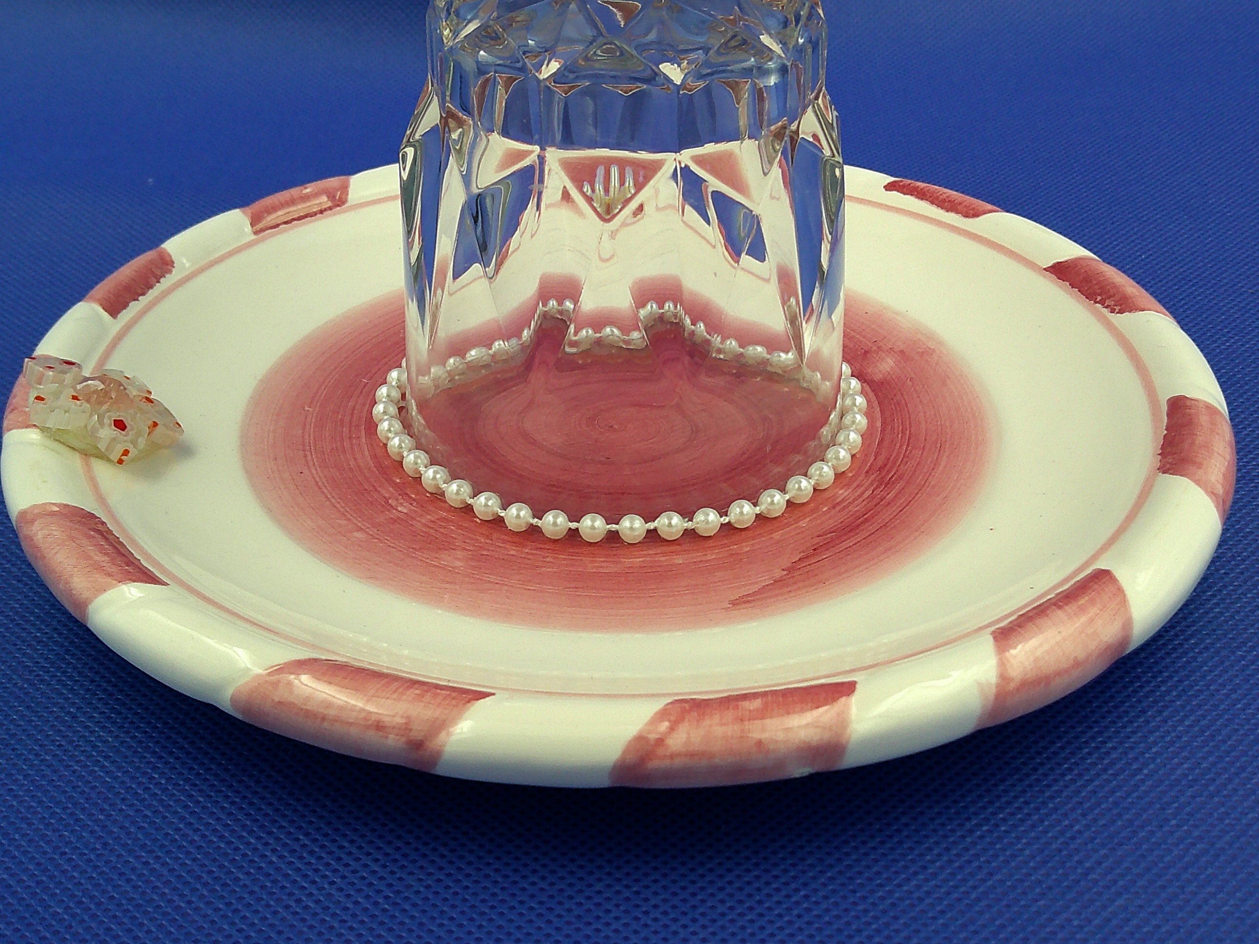 The pearls are a nice touch to set off the plate and goblet. The pearls are a nice touch to set off the plate and goblet.