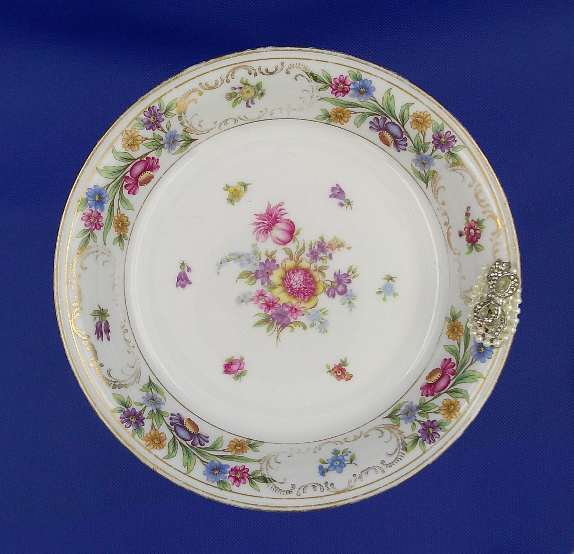 A view from the top down to see the variety and color of all of the flowers in the dish. A view from the top down to see the variety and color of all of the flowers in the dish.