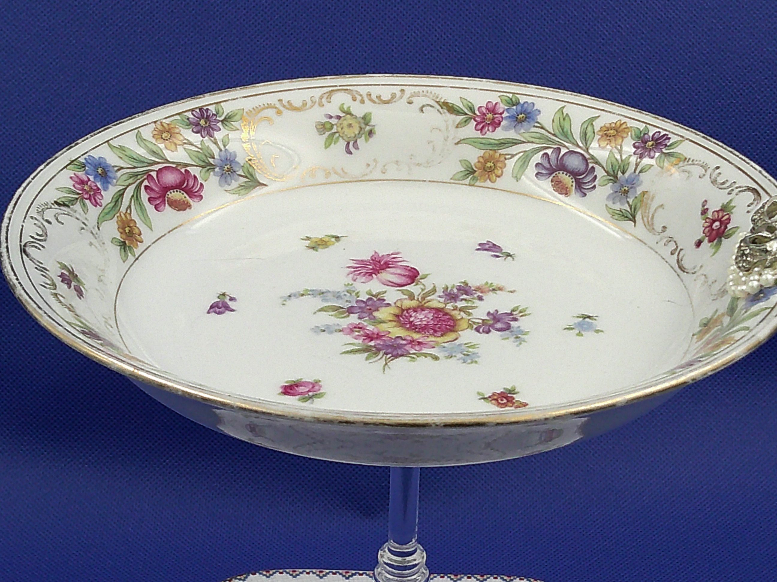 Some might say it is more of a shallow bowl than a dish. This shows the shape a little better. Some might say it is more of a shallow bowl than a dish. This shows the shape a little better.