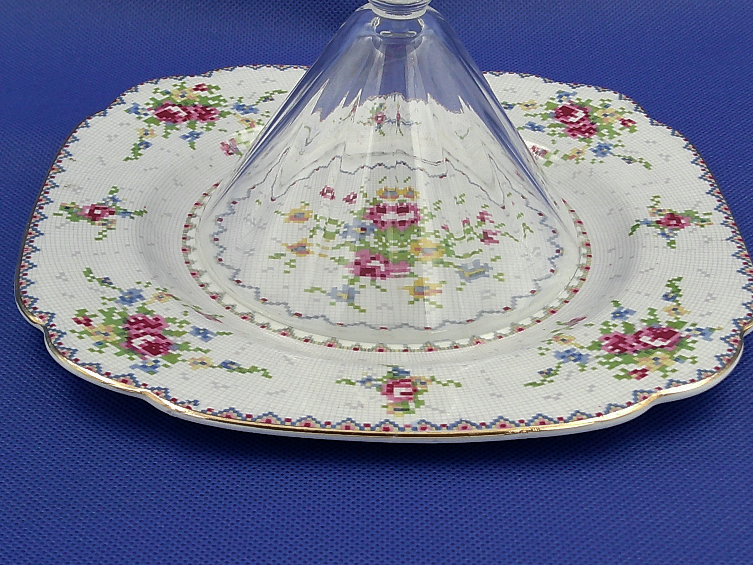 This shows how perfectly the martini glass fits into the design of the dish. This shows how perfectly the martini glass fits into the design of the dish.