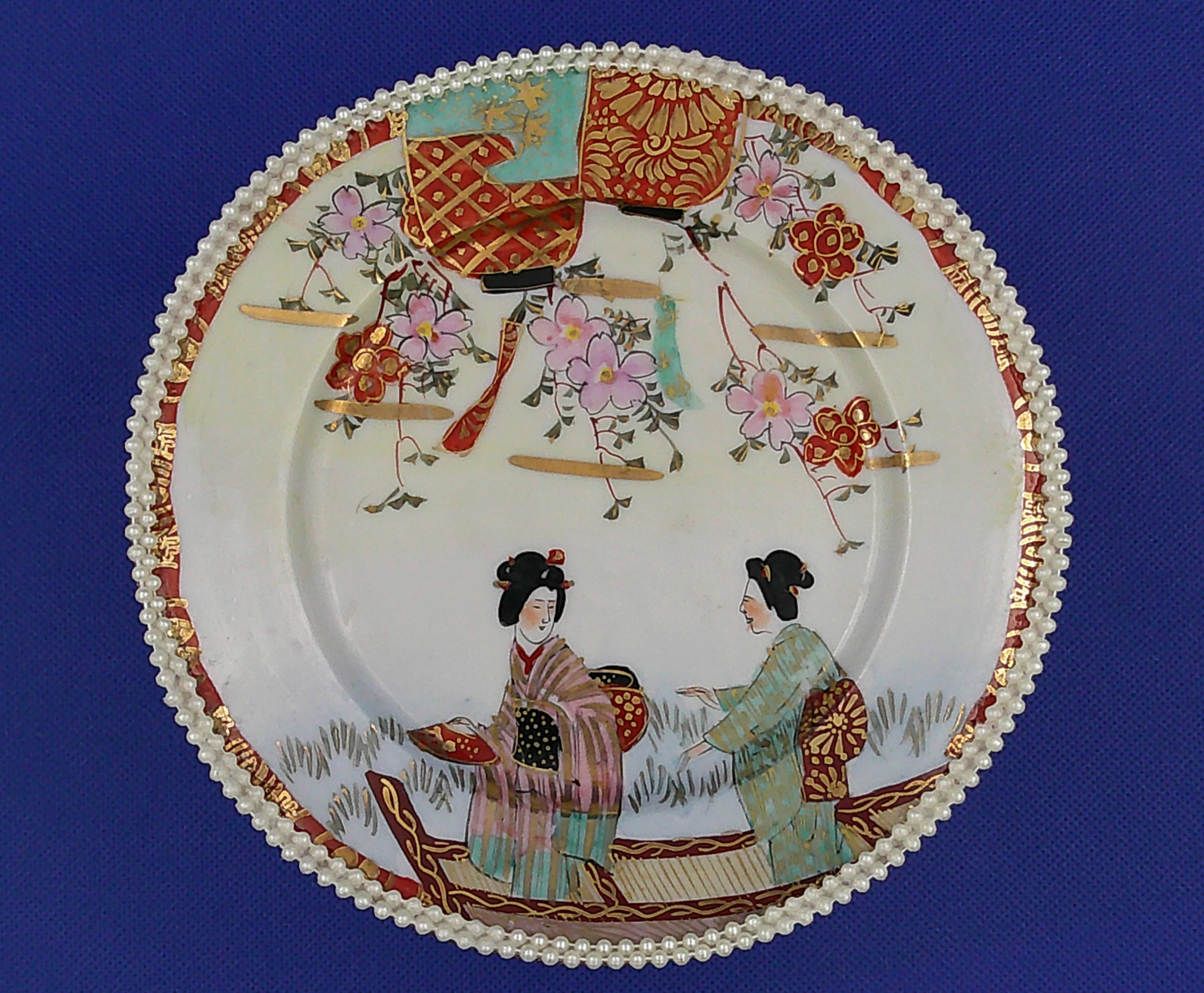 Looking from the top down. The double row of pearls edge the plate very well. Looking from the top down. The double row of pearls edge the plate very well.