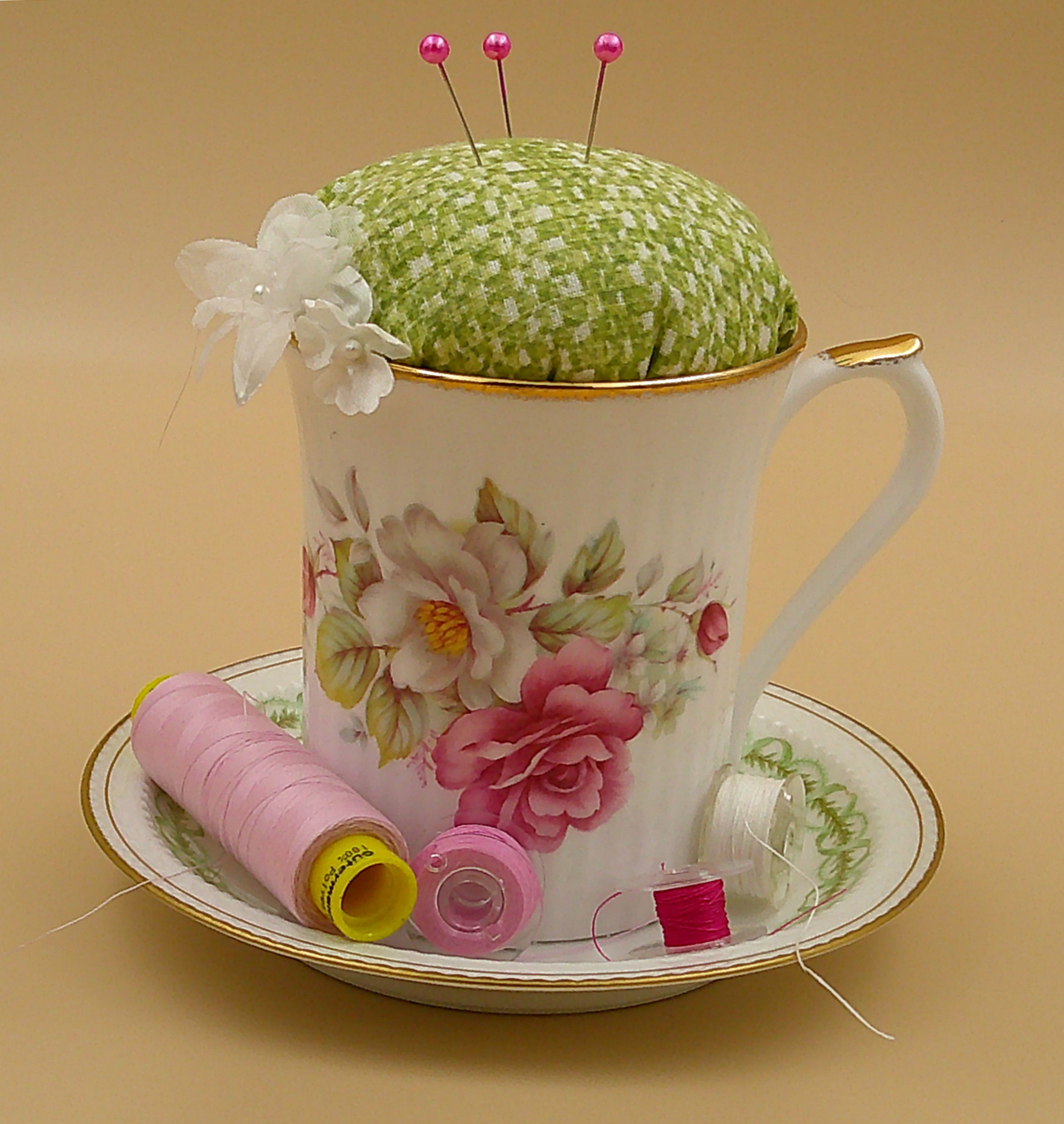 This is an example to show how easily bobbins and thread fit on the saucer. Bobbins and thread are NOT included in the sale. This is an example to show how easily bobbins and thread fit on the saucer. Bobbins and thread are NOT included in the sale.