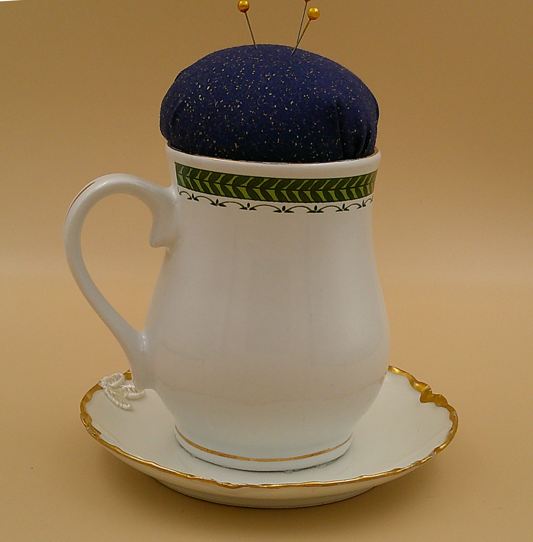This is the backside of the pincushion which is plain white. If you look closely at the bottom of the handle, you can see the lace leaves. This is the backside of the pincushion which is plain white. If you look closely at the bottom of the handle, you can see the lace leaves.