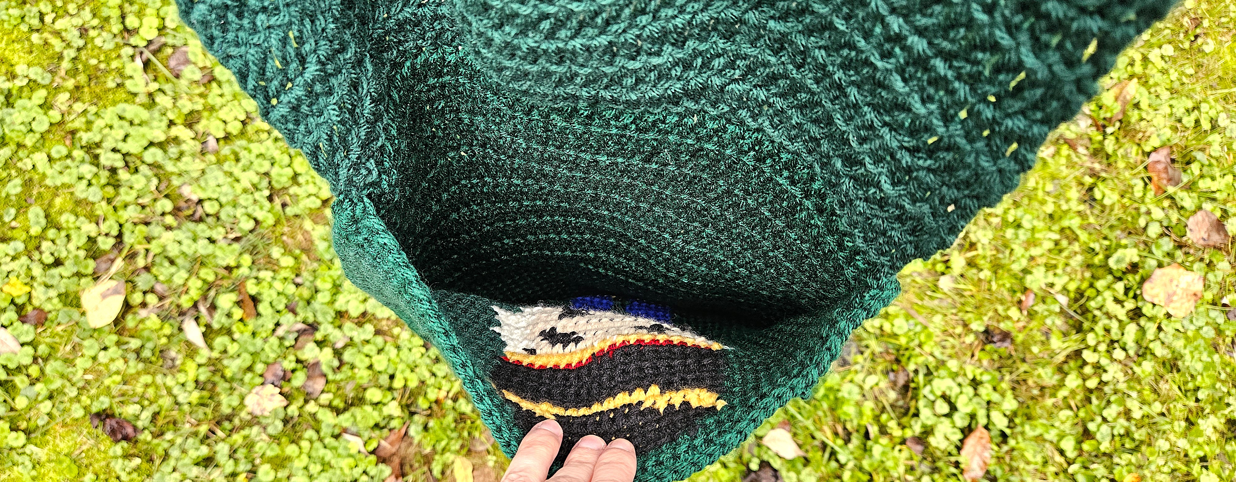 A close up of the inside of the Nutcracker pocket. All yarn ends have been sewn in so there is nothing for fingers to catch on. A close up of the inside of the Nutcracker pocket. All yarn ends have been sewn in so there is nothing for fingers to catch on.