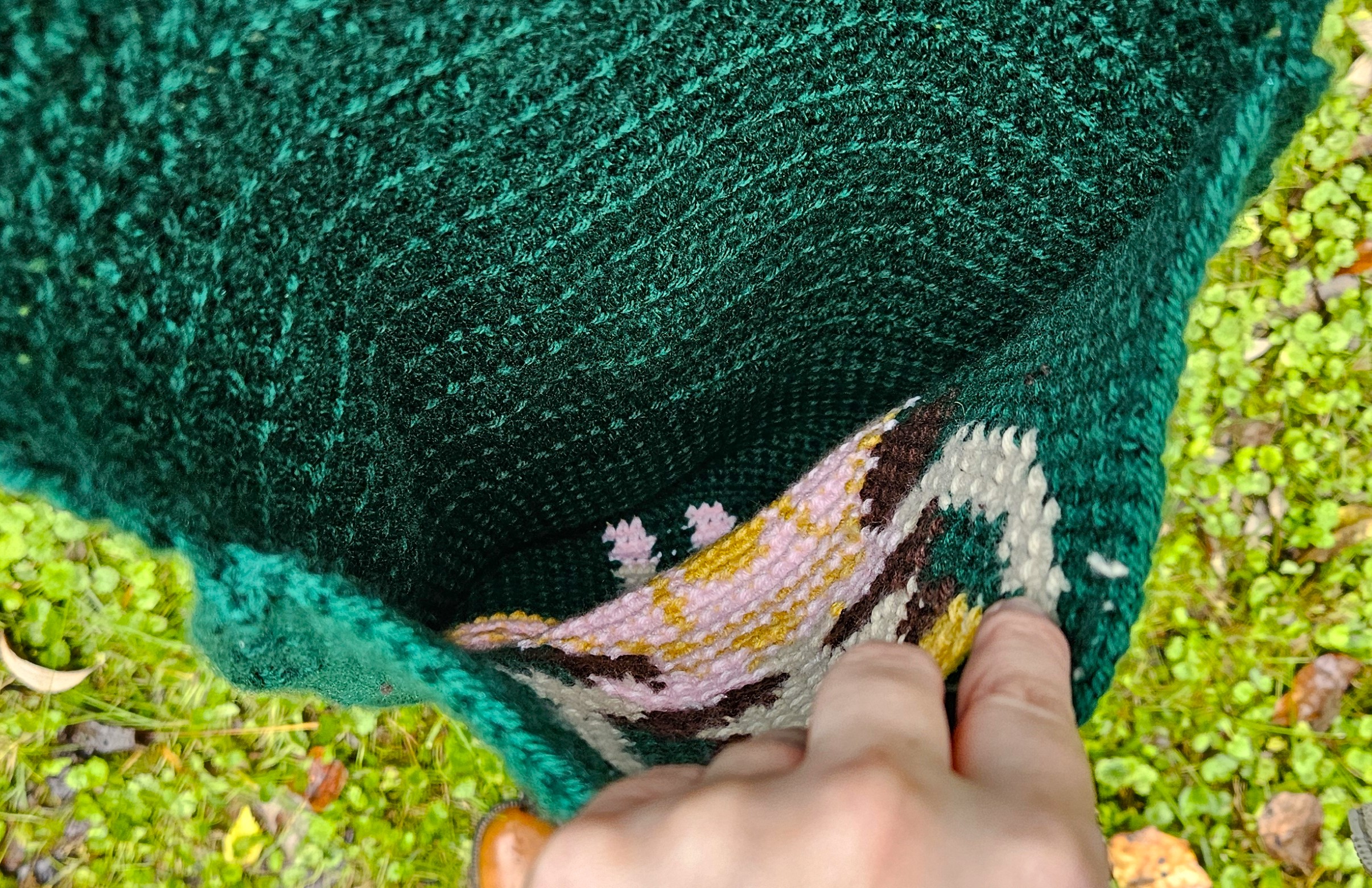A close up of the inside of the ballerina pocket. All yarn ends have been sewn in so there is nothing for fingers to catch on. A close up of the inside of the ballerina pocket. All yarn ends have been sewn in so there is nothing for fingers to catch on.