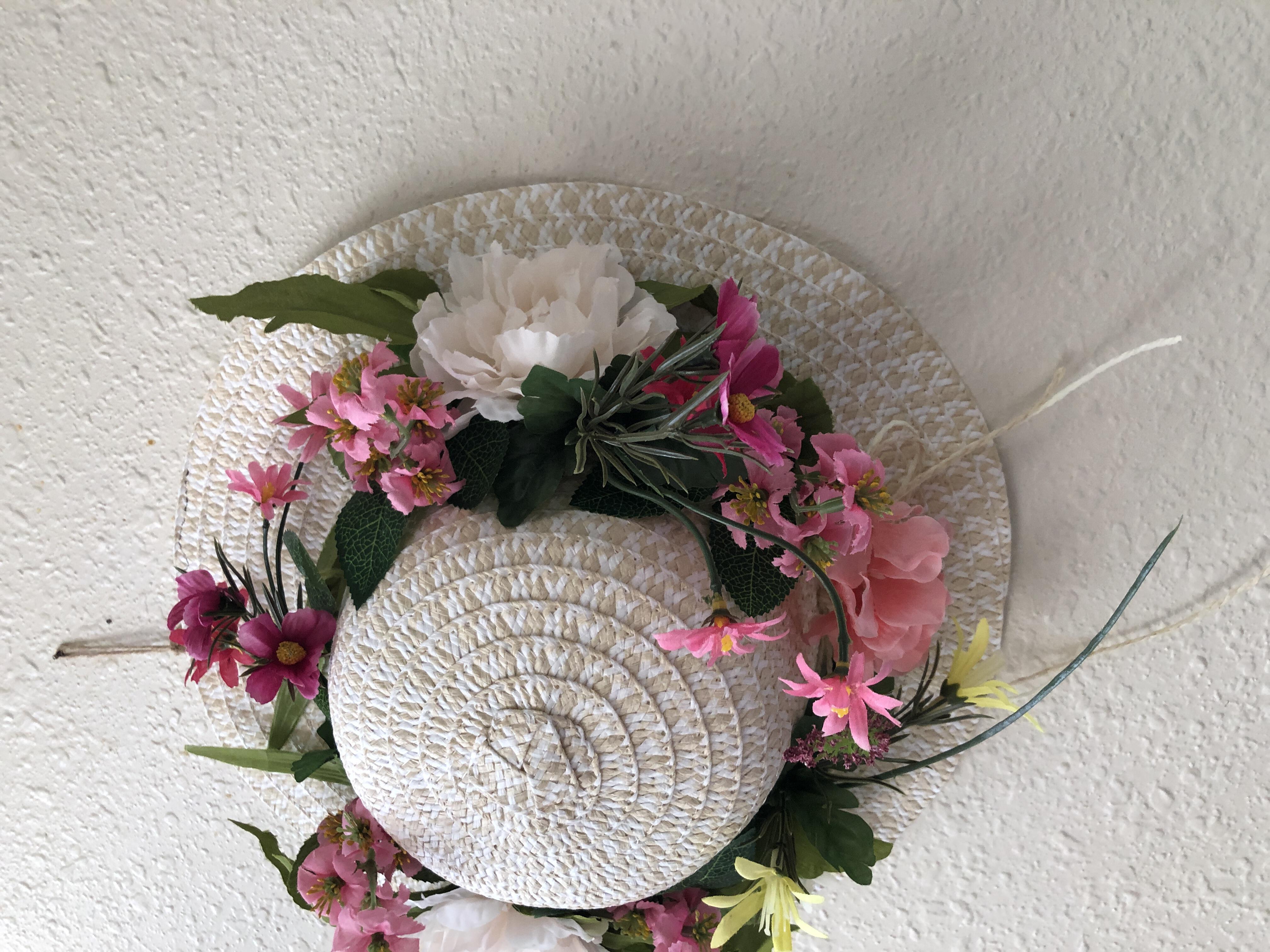 front-door-straw-hat-wreath-for-spring-and-summer