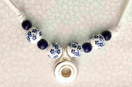 Pic shows different choice of how to put pendant and beads.1