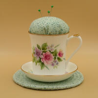 This is the pincushion bobbin holder sitting on top of the trivet, The view is from the front with the handle on the right. This is the pincushion bobbin holder sitting on top of the trivet, The view is from the front with the handle on the right.