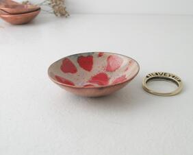 copper enamel 1-3/4" diameter trinket ring dish beige with bright red hearts dish