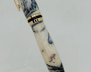 With its sleek, streamlined and elegant design, this fountain pen will make a gift of enduring beauty. This is perfect for those with smaller hands as it is slightly smaller than most rollerball and fountain pens. Posts on both ends with smooth multi entry thread style on cap end and a press fit on the back end. Includes Black ink cartridge, fountain pen ink refill pump and quality German Iridium nib. The body of is a faux Mother-of-Pearl. Comes with gift box.