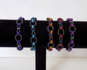 rubber stretchmaille bracelet made with black EPDM rubber rings and anodized aluminum rings in a unique dots and dashes pattern, handmade in the USA by Rainbowmaille