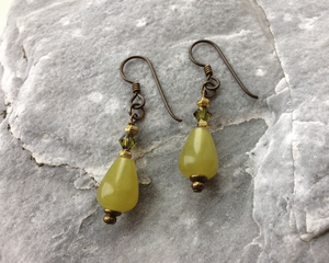 vintage kiwi green beaded earrings