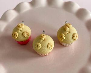 fireflyFrippery Pug Butt Cupcakes on Pink Display Stand