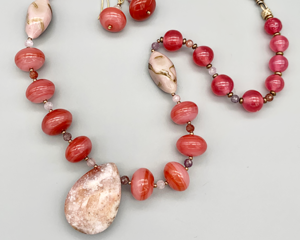 Necklace set | Flower agate teardrop pendant, tiny sparkling apatite faceted rounds, mid-century glass beads