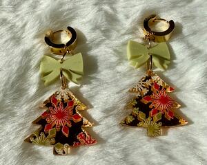 Christmas tree with bow earring