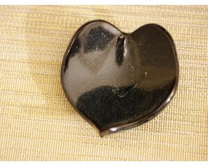 Ceramic heart shaped spoon rest. Glazed in black with mint green speckles. Approximately 3"x3.5"
