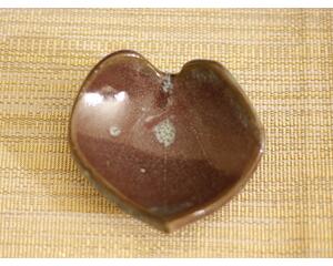 Ceramic heart shaped spoon rest. Glazed in cool red and mint green speckles. Approximately 3"x3.5"