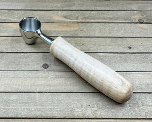 Single scoop with maple wood handle