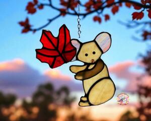 Mouse with leaf suncatcher made of light brown, light pink and red glass.