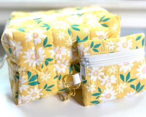 White Daisies Quilted Makeup Bag Set with Small AirPod or Card Wallet.
