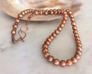 Coppery pearl necklace