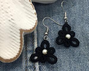 Small triangle shaped black earrings with pearl center