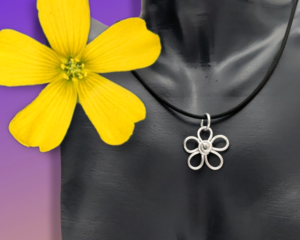 Daisy flower necklace by Bendi's